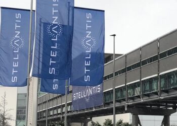Stellantis a caccia di idee IA per ridurre costi e azzerare le emissioni di carbonio