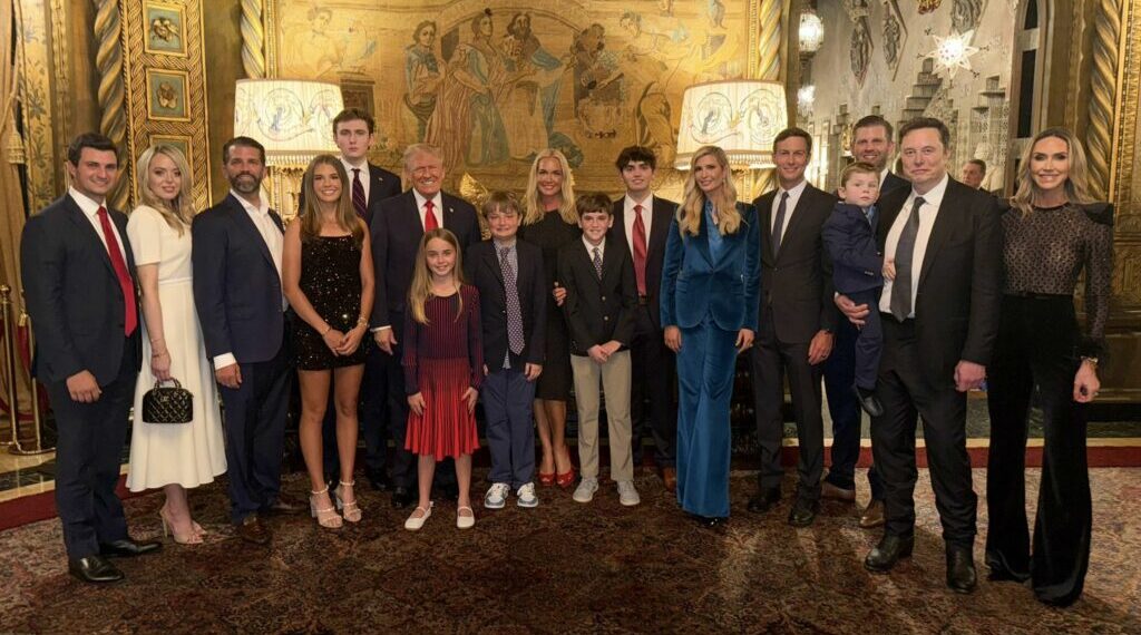 Elon Musk nella foto della vittoria insieme ai Trump. Assente la first lady Melania