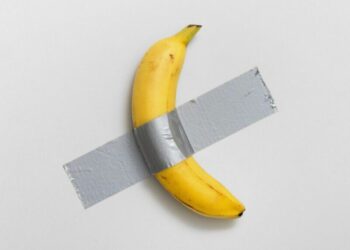 La ‘banana’ di Cattelan venduta per 6,2 milioni ad un collezionista cinese. Lui: «La mangerò»