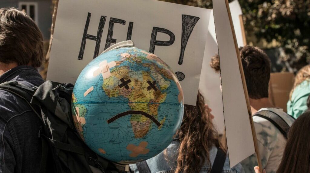 Greenpeace: «Sui giornali paginoni di pubblicità industrie e poche notizie su crisi climatica»