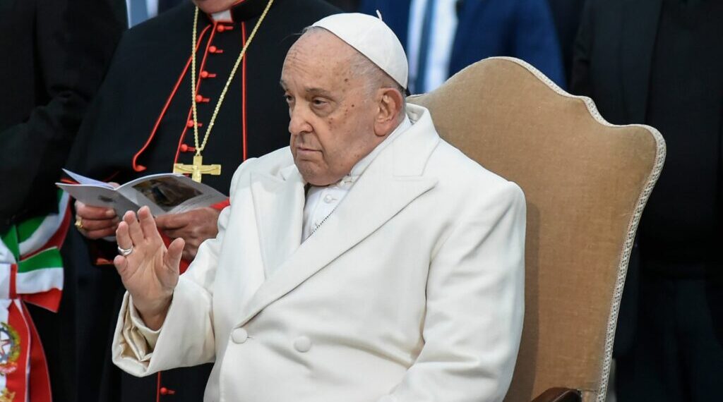 Migliorano le condizioni di Papa Francesco: oggi si è dedicato alle attività lavorative