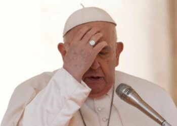 «Quadro clinico complesso» per il Papa, si allunga la degenza in ospedale