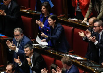 Schlein: «Meloni presidente del… coniglio. Avevate paura che la Libia smettesse di fare il vostro lavoro sporco»
