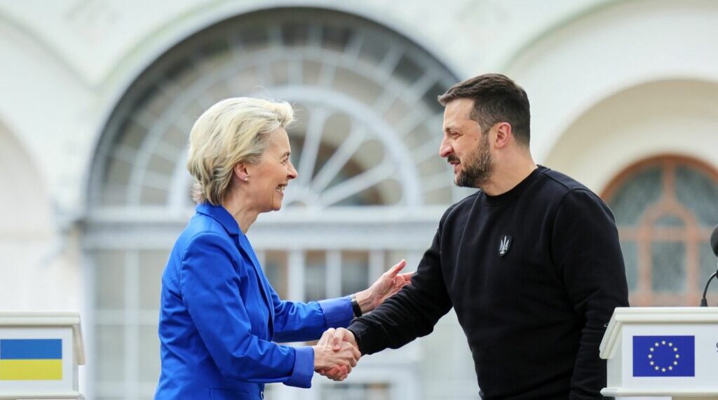 Von der Leyen: «Putin è un vicino ostile, non ci possiamo fidare». E cita De Gasperi