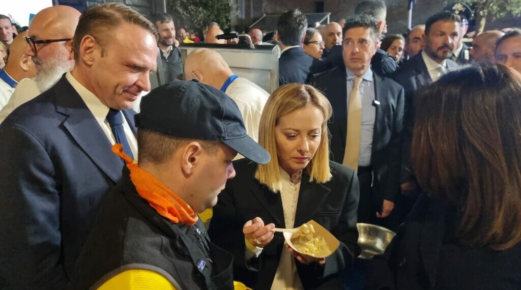 Meloni tra gli agricoltori: «Io l’ape regina»