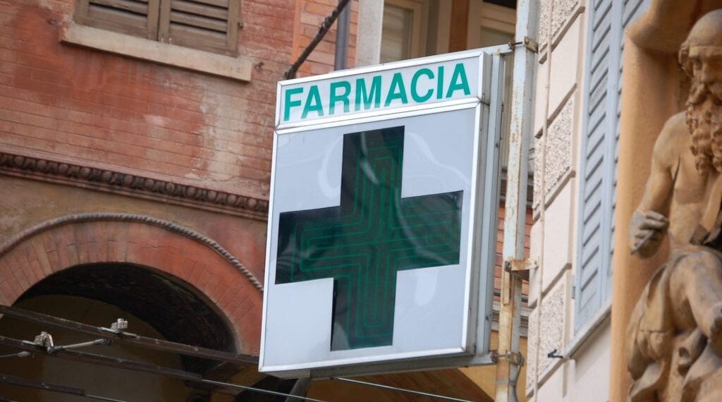 I biologi contro gli esami diagnostici refertati in farmacia: «Siamo pronti alle barricate»