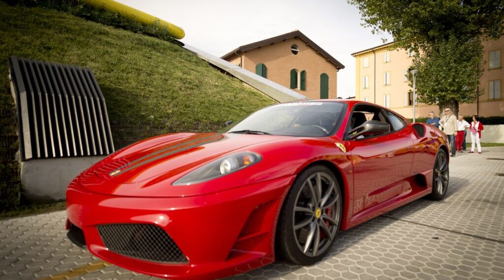 «Le ‘rosse’ destinate negli Usa più care del 10%»: così Ferrari risponde ai dazi di Trump
