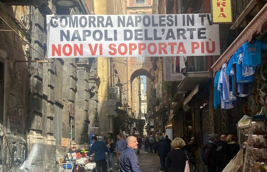 Napoli non sopporta più ‘Gomorra’: a San Gregorio Armeno uno striscione contro le riprese della serie tv