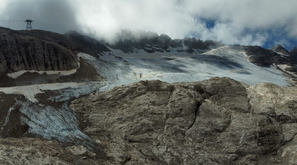 L’allarme del Cnr: «I ghiacciai delle Dolomiti stanno scomparendo, dagli anni ’80 sono dimezzati»