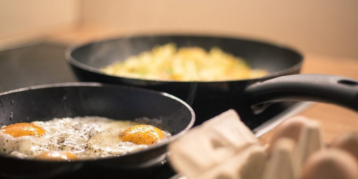 Cucinare con padelle antiaderenti causa il cancro? Risponde l’esperto