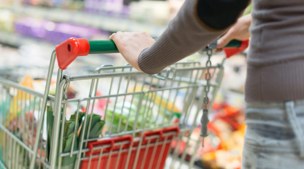 I prodotti stagionali più convenienti? Fragole, fave, seppie e patate novelle