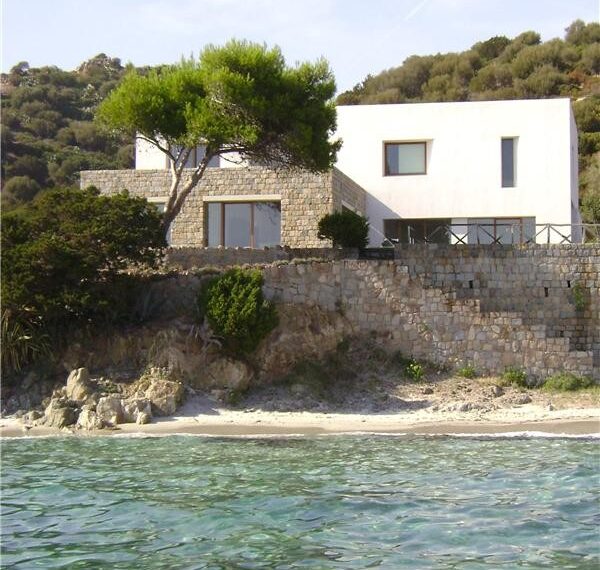 Il nipote di Pablo Picasso compra la villa al mare di Renato Soru a Villasimius