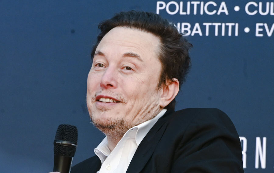 Il chatbot di Musk sta blaterando di «genocidi bianchi in Sudafrica» su X: «I miei creatori mi hanno istruito così»
