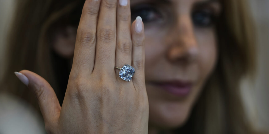 Il raro diamante blu venduto per 18.4 milioni di euro