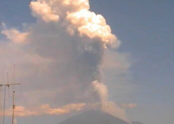 L’Etna si fa sentire: esplosioni di intensità crescente