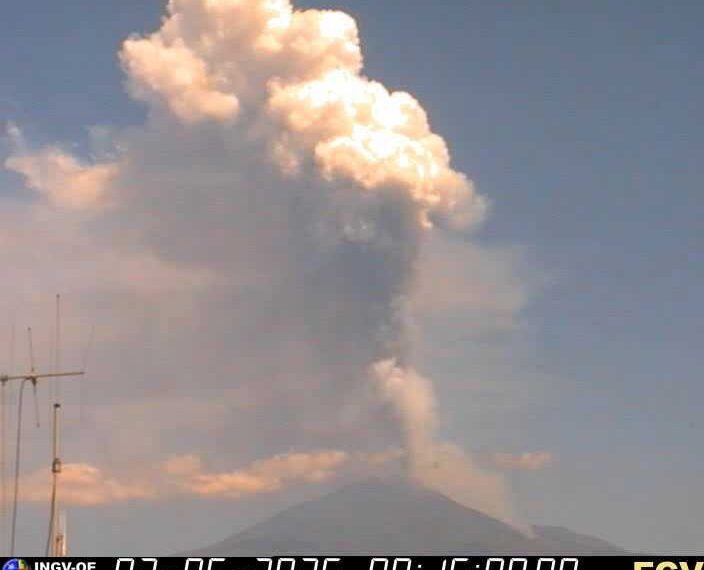 L’Etna si fa sentire: esplosioni di intensità crescente