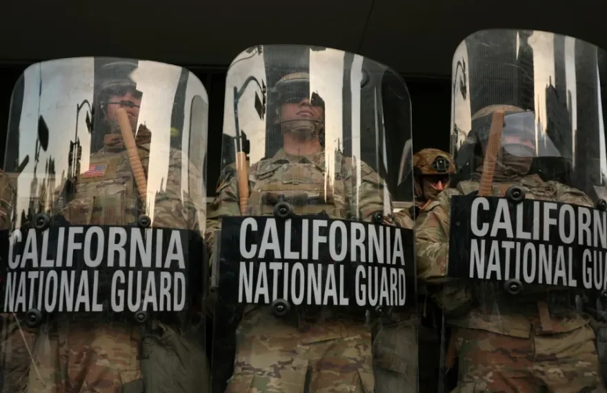 Juez impide a Trump recurrir a Guardia Nacional contra protestas en California