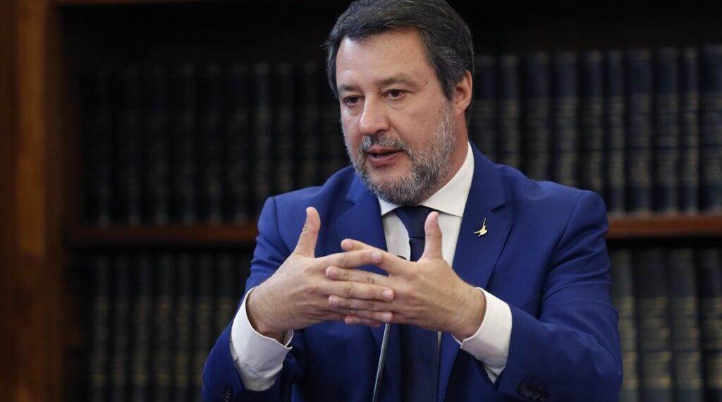 Salvini: «Italiani a Guantanamo? Trump fa il suo mestiere, allontanare i clandestini è un suo diritto»