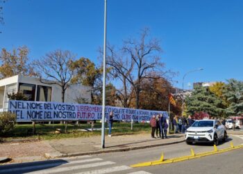 Protesta dei Tassisti contro gli Uber: «Sono partner ufficiali dell’evento Anci»