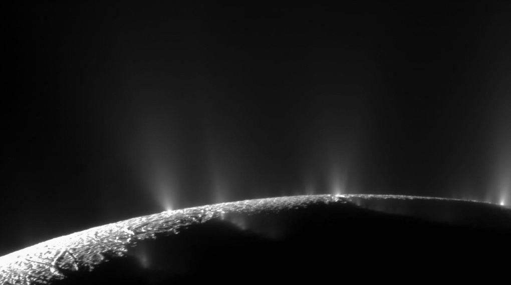 Saturno: scoperte molecole organiche mai viste prima nell’oceano di Encelado