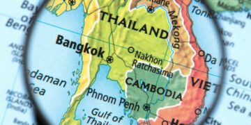 La Thailandia lancia attacchi aerei sulla Cambogia: a rischio la pace di Trump