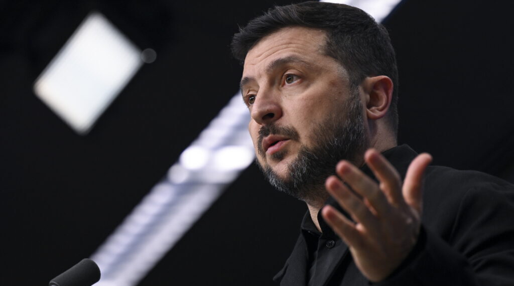 Ucraina, una delegazione negli Usa per i negoziati. Zelensky lunedì da Macron: «Il dialogo prosegue»