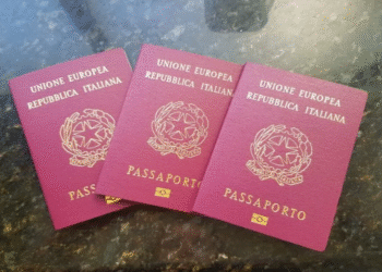 Inchiesta Altroconsumo. Passaporti: i tempi di attesa si accorciano, il pagamento diventa più digitale, ma i costi salgono